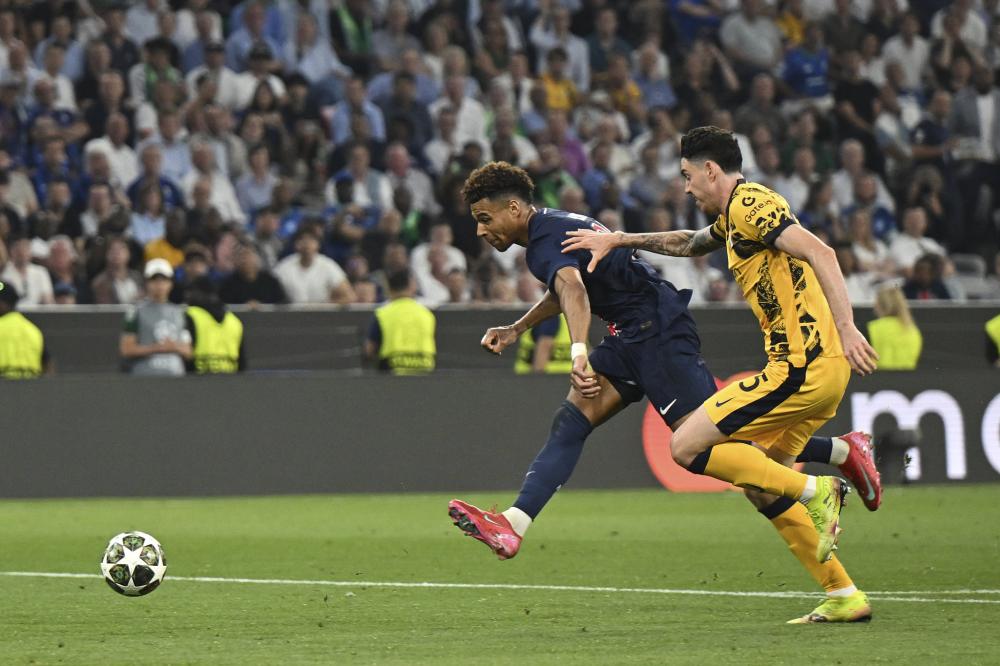 黄希扬：冲超后一直处于兴奋激动状态，身体允许的话会继续踢